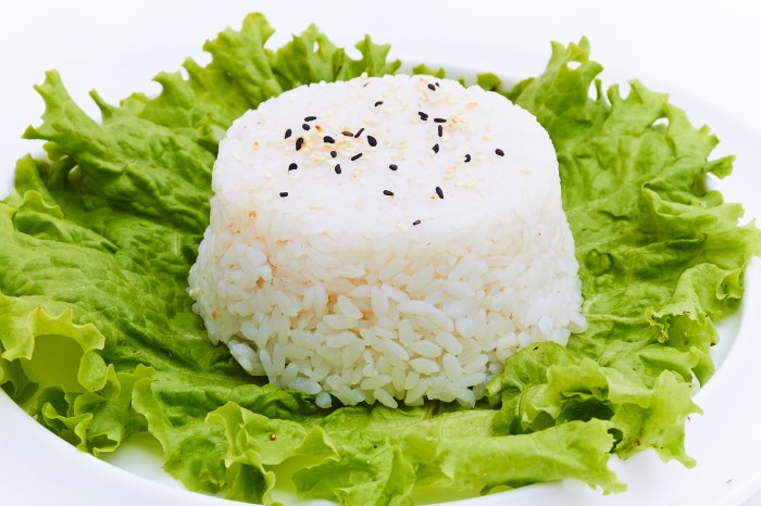 Как и в каких пропорциях варить рассыпчатый рис, чтобы он не слипся? Как и сколько нужно варить рис для суши и роллов, голубцов, салата, гарниров, тефтелей, в плов, до полуготовности, чтобы похудеть?
