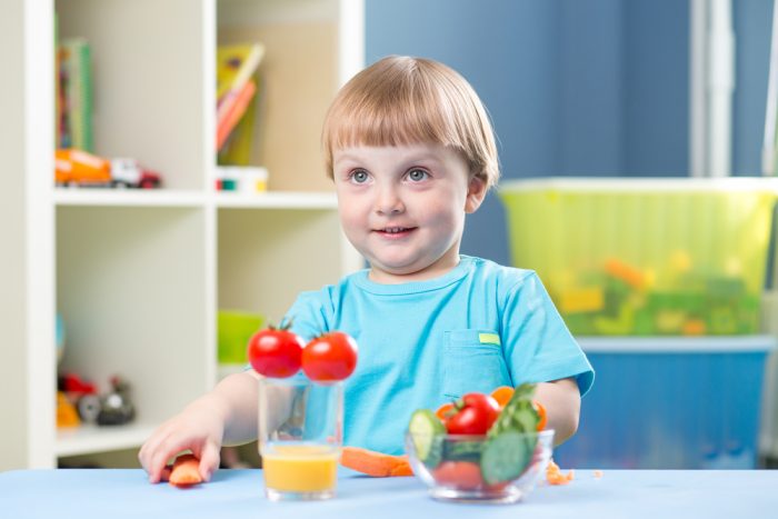 หากเด็กไม่ต้องการกินผักสดคุณสามารถลองสมูทตี้ให้เขาได้
