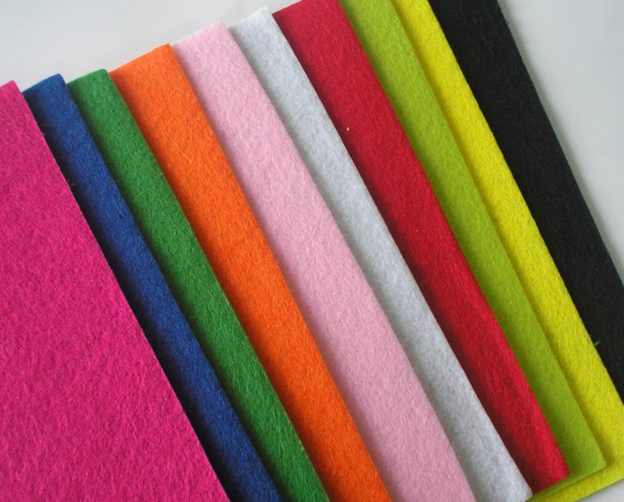 В магазинах для рукоделия и в интернет-магазинах продают наборы из разноцветных кусочков фетра