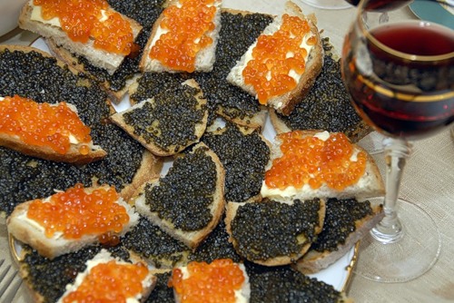 Caviar rojo y negro se combina, pero no se mezclan.