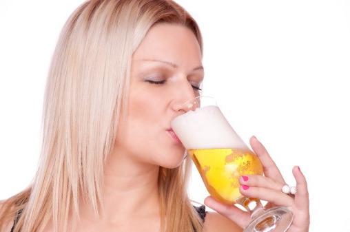  Пиво может усилить рост волос на лице женщины