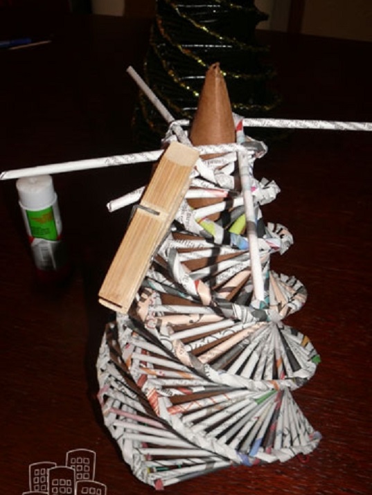 Árvores de Natal de tubos de jornais fazê-lo sozinho