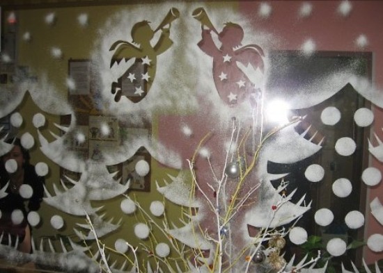 Okna zdobená umělým sněhem