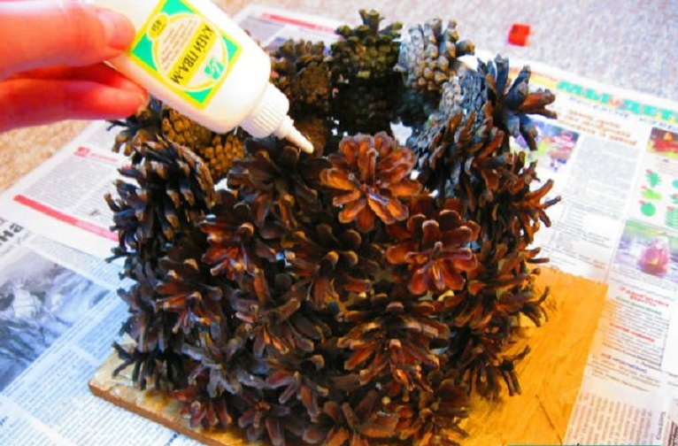 Árvore de Natal feita de cones com suas próprias mãos