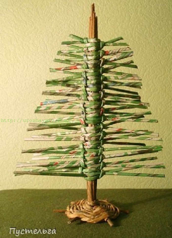 Christmas trees from newspaper tubes do it yourself