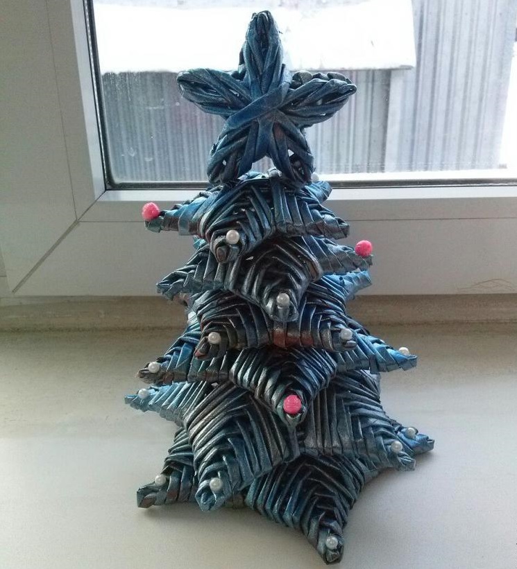Los árboles de Navidad de los tubos del periódico lo hacen usted mismo.