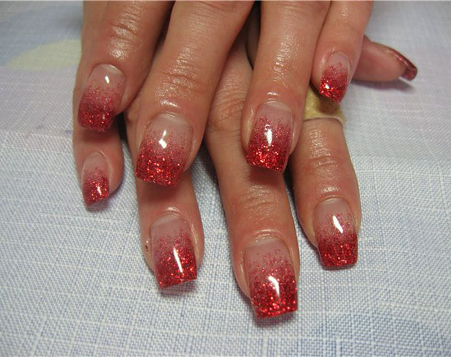 Красный маникюр на нарощенных ногтях средней длины