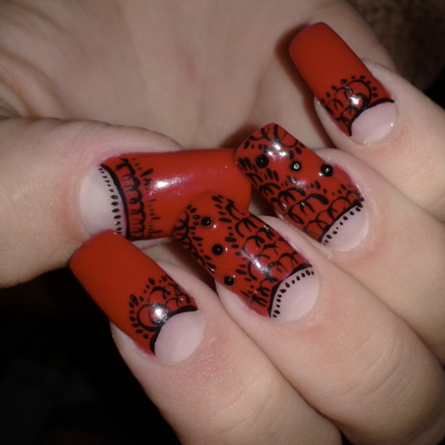 Красный маникюр с лунками на длинных ногтях