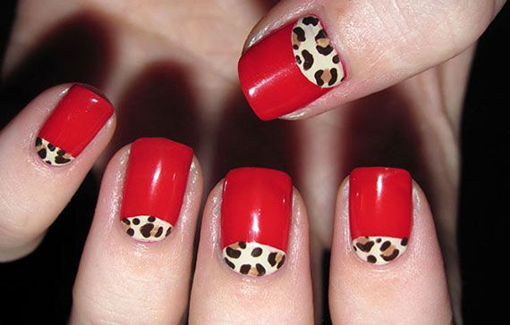 Леопардовые лунка на коротких красных ногтях