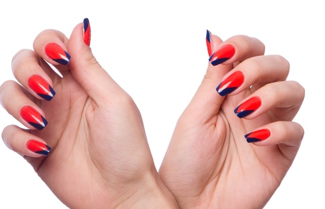 Маникюр с красным и синим лаком на длинных ногтях