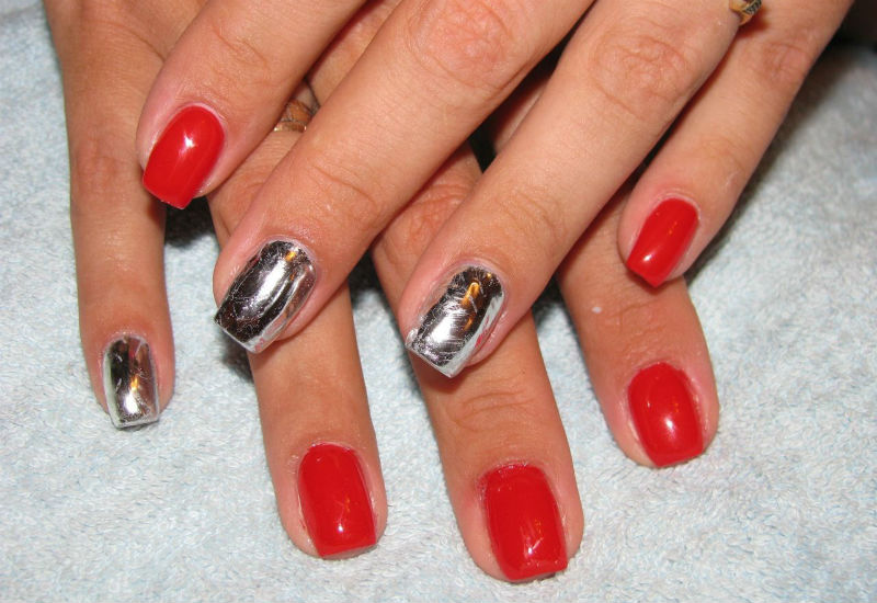 Сочетание красных и серебряных металлических ногтей