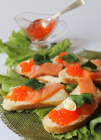 Sandwiches con caviar y filete de pescado.
