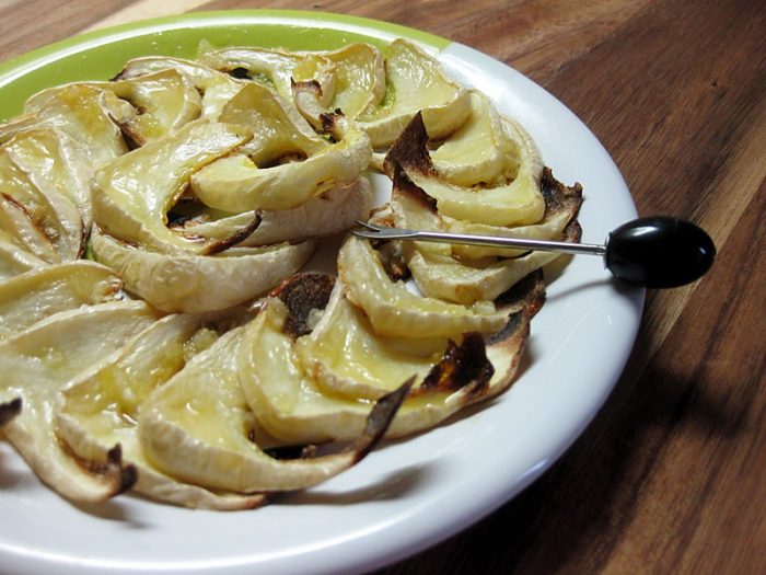 Патиссон имеет нейтральный вкус - его можно "маскировать" под различные овощи, фрукты и даже грибы