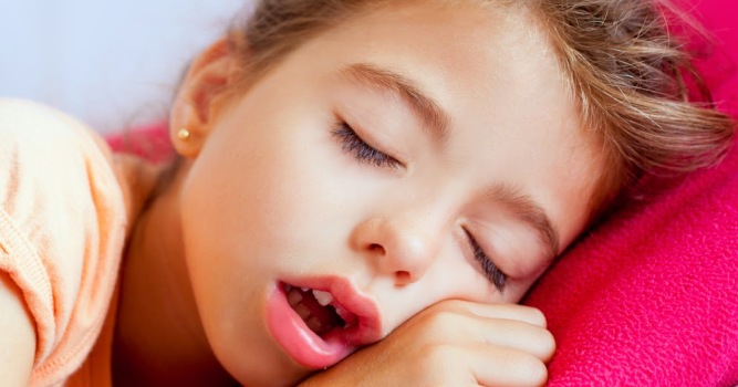 Если ребенок спит с открытым ртом и не дышит носом, возможно, у него аденоиды.