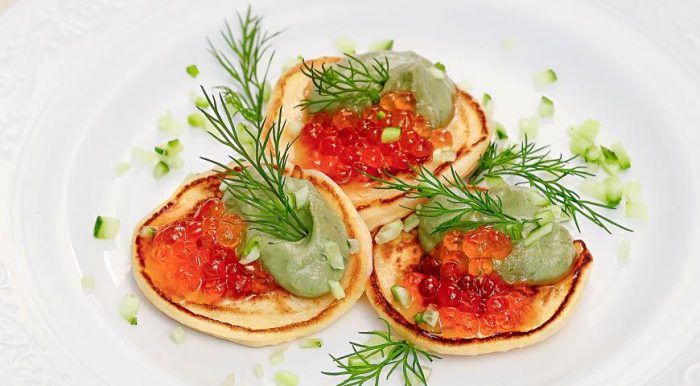 Mini-Pfannkuchen mit rotem Kaviar: die ursprüngliche Version von Sandwiches.