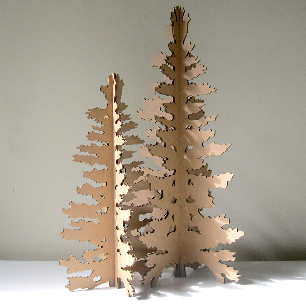 Vianočný strom z lepenky z kartónovej krabice s vlastnými rukami