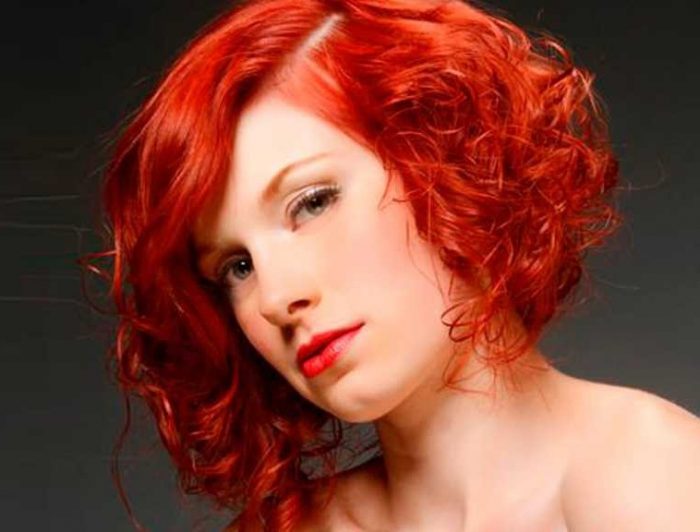 прически для рыжих волос под красное платье, вариант 2