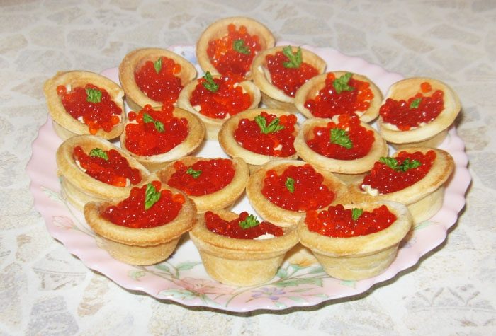 Tartlets with salmon caviar: the original version of sandwiches.