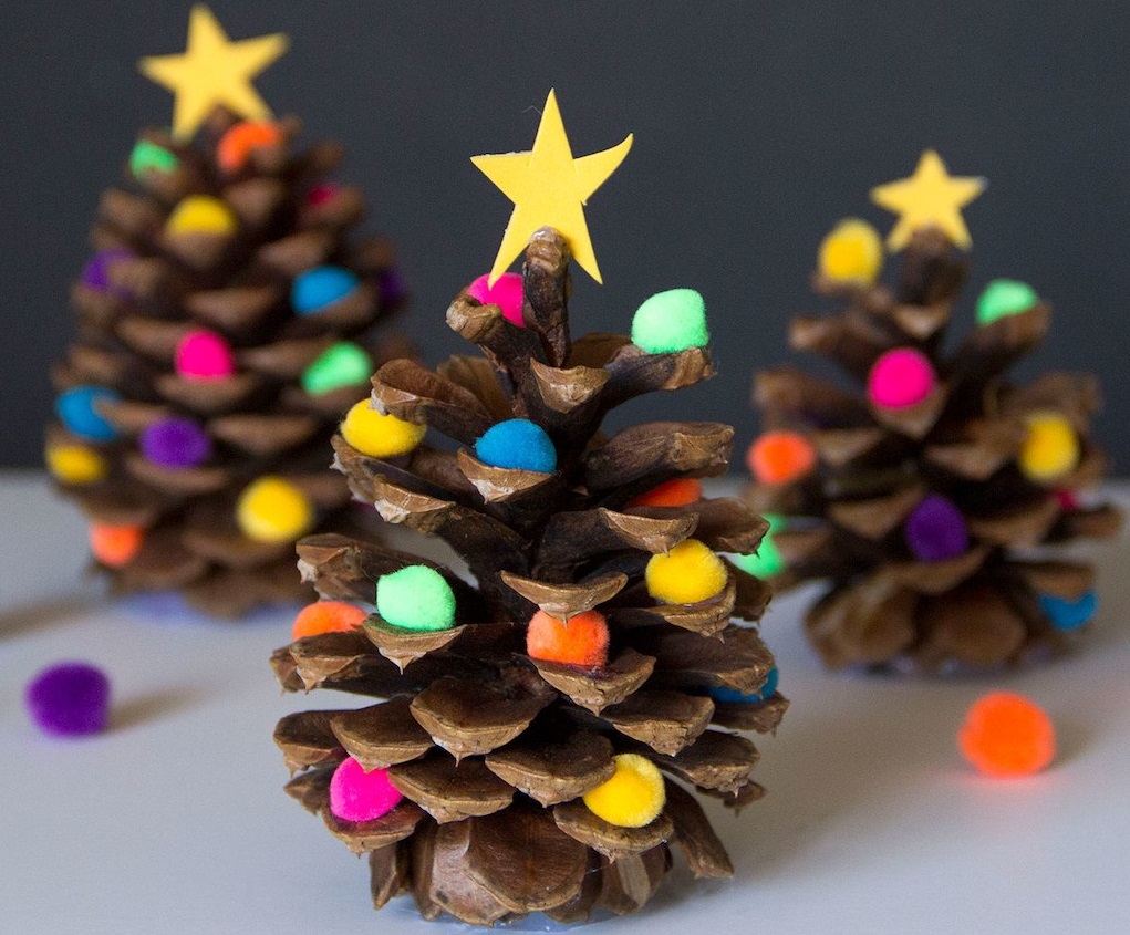 Χριστουγεννιάτικο δέντρο φτιαγμένο από κώνους με τα χέρια τους