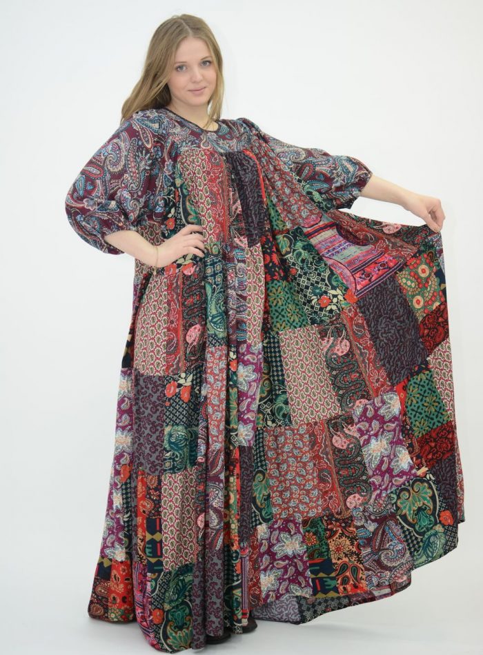 Платье свободного силуэта из разных лоскутков ткани в стиле бохо русский мотив