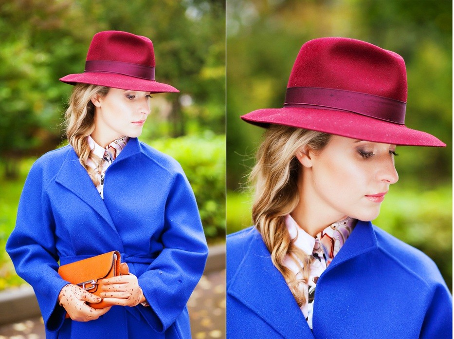 Темно-синее женское пальто с красной шляпой
