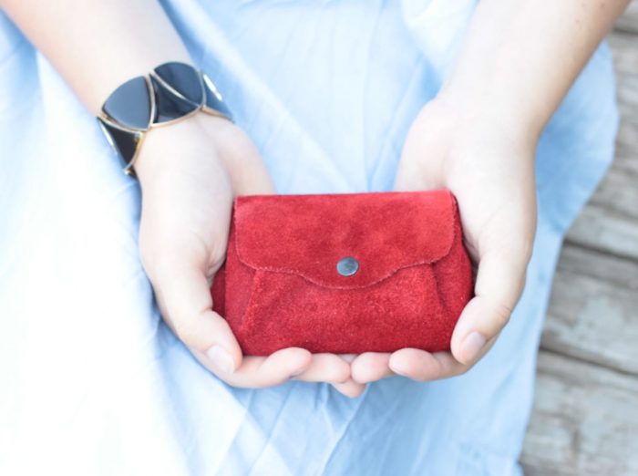 Замшевый красный кошелек для женщины-овна