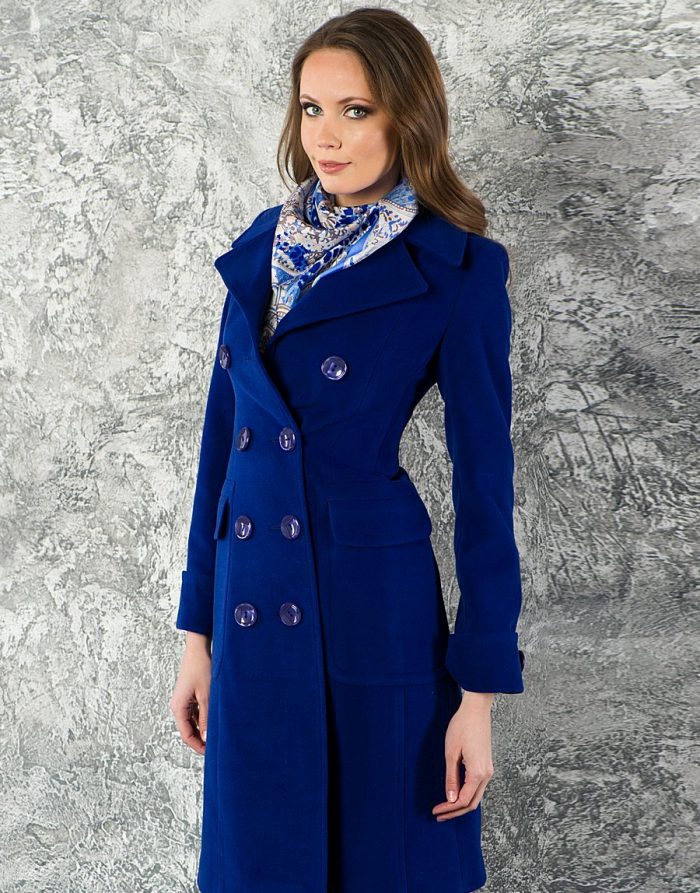 Темно-синее женское пальто 