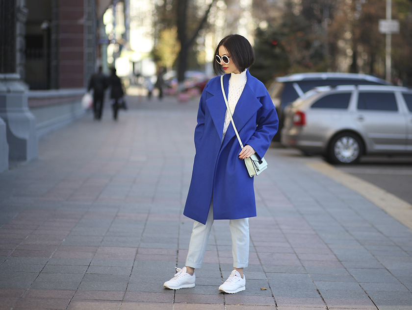 Образ с синим пальто и белыми брюками