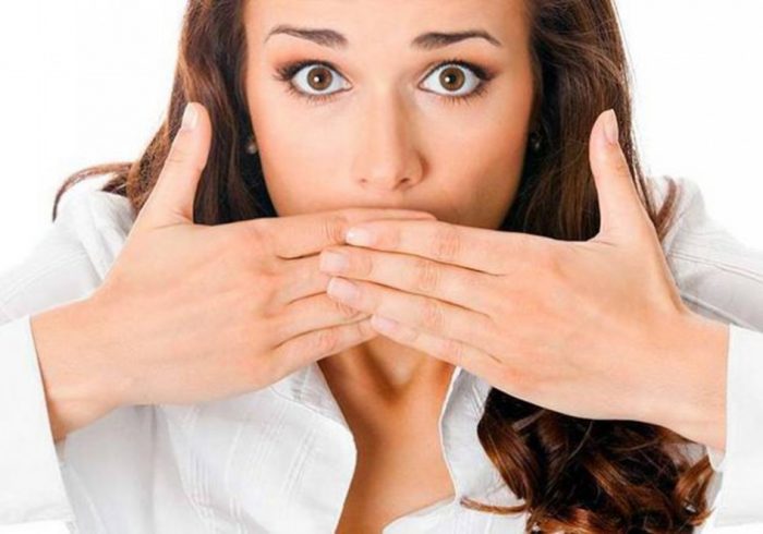 Tonnsillitis - به علت بوی نامطبوع دهان به دهان.
