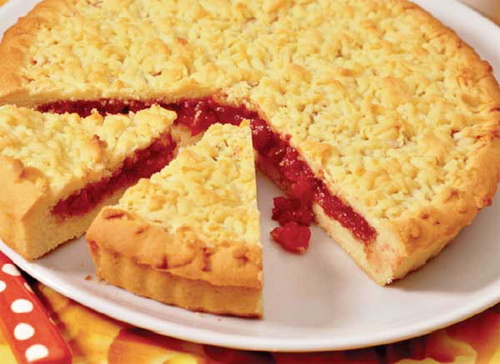 Тертый пирог с начинкой из ягод калины.