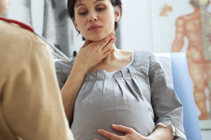Schwangere must treat Tonsillitis im Krankenhaus oder unter der Kontrolle des Arztes.