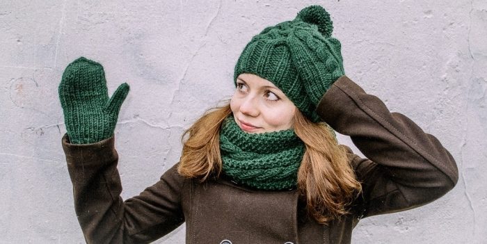 Зеленый комплект - шапка, снуд и варежки спицами: фото моделей