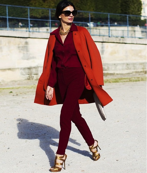 Модный стильный образ с бордовыми брюками и пальто