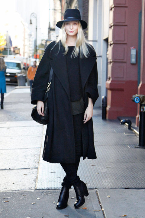 Модный осенний образ с черным пальто