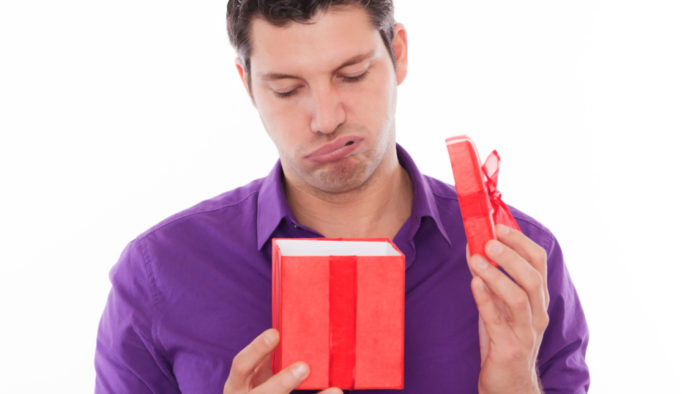 мужчина разочарован от получения подарка до срока