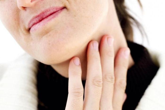 Симптом ротавирусной инфекции у взрослого: боль в горле.