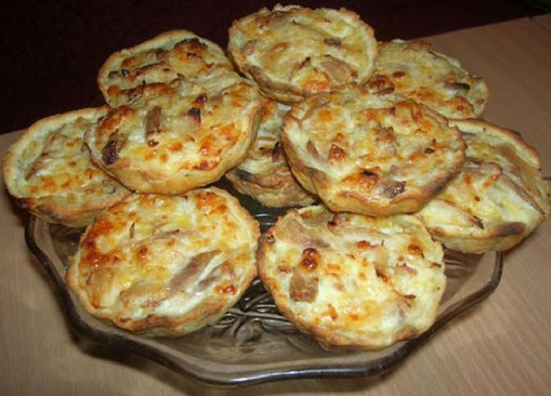 Preparação de tartlets deliciosos com cogumelos e queijo