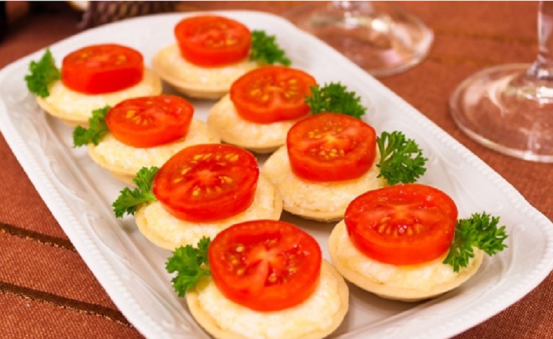 Tartlets with raw tomatoes look like