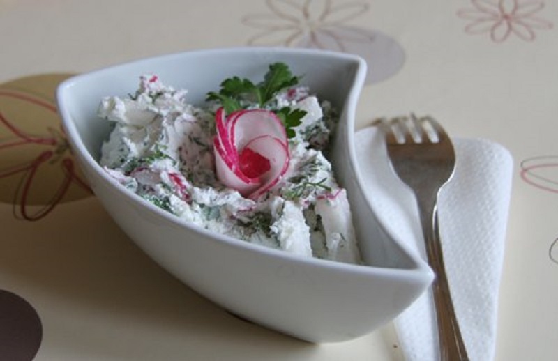 Zu diesem Salat und Rettich-Grün hinzufügen und eine sehr nützliche und einfache Mahlzeit erhalten!