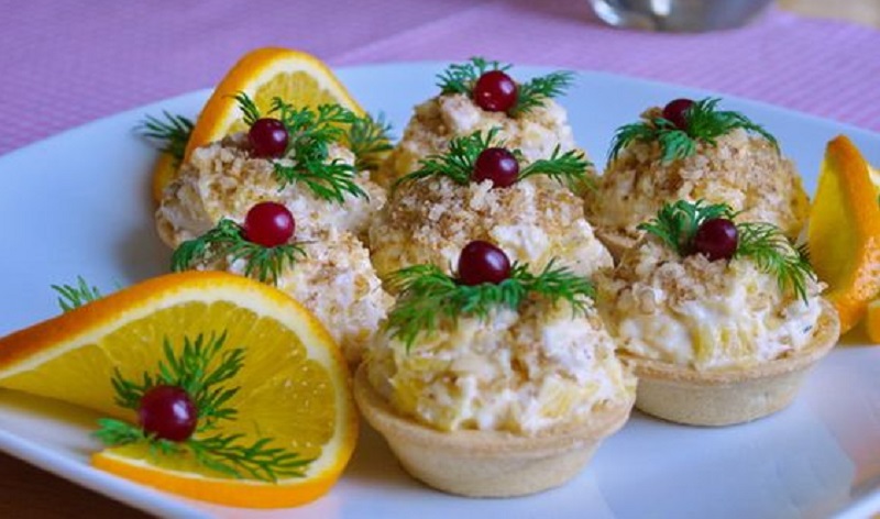 Tartlets com laranjas e lingonberries para o feriado