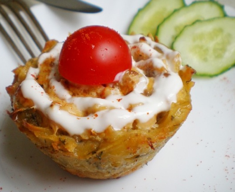 Zemiakové mini-tartlets s kuracím mäsom a paradajkami
