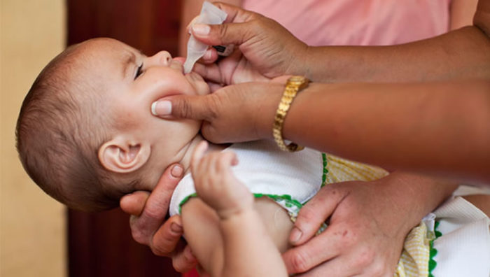 Прививку от ротавируса делают только детям.