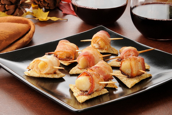 Canape with bacon and chicken