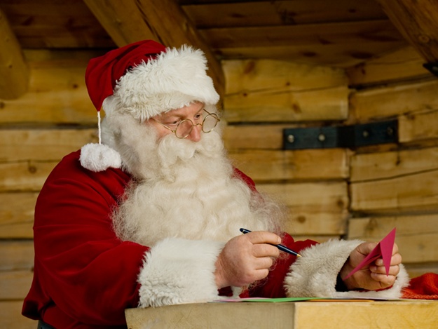Дед Мороз внимательно читает все письма с просьбами
