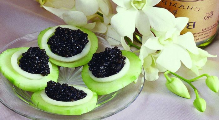 Törtchen mit schwarzem Kaviar und Gurken