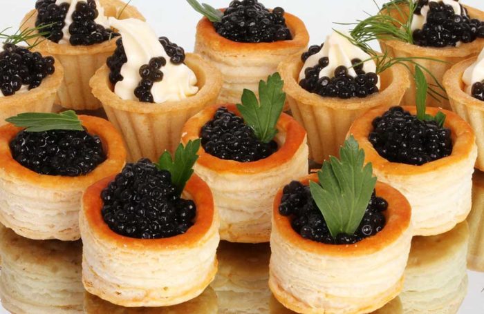 Tartlets com caviar preto e óleo