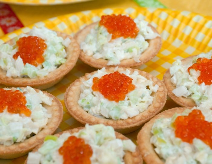 Tartlets avec caviar, fromage cottage et pomme pour un buffet