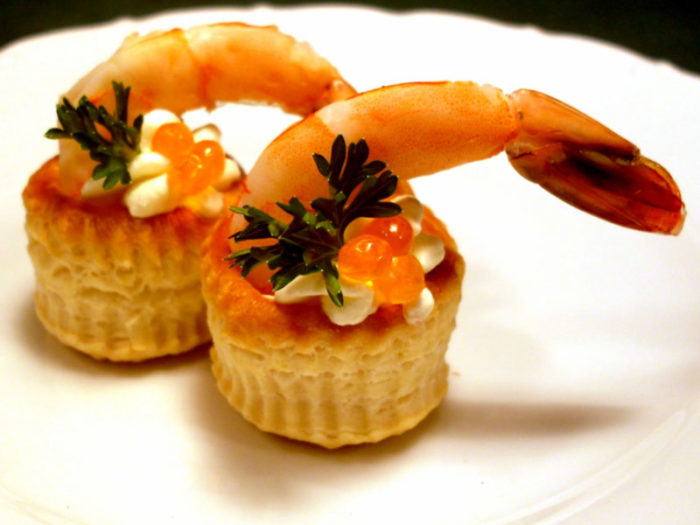 Tartlets pour un buffet avec caviar, des œufs de caille et des crevettes