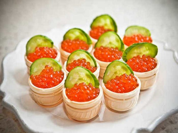  Tartlets para un buffet con caviar rojo y pepino fresco.