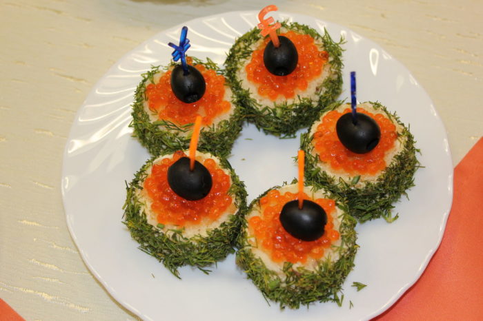  Canape para un buffet con caviar, greens y aceitunas.